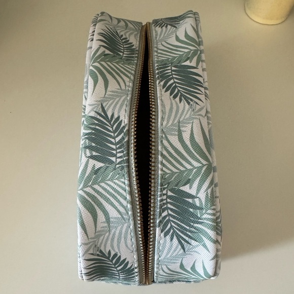 Leafy Cosmetic Bag - Picture 2 of 4